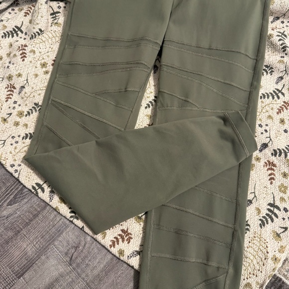 Lululemon Tech Mesh Wunder Under, Size 10. - Picture 4 of 7